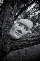 läskig mask i skogen foto