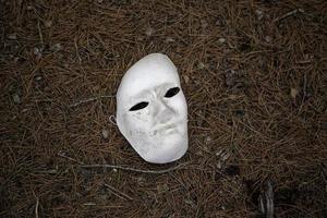 läskig mask i skogen foto