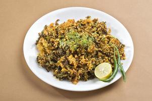 indisk maträtt bitter kalebass stek med kryddor och örter foto