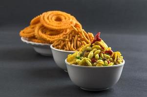 indiskt mellanmål chakli, chakali eller murukku och besan gram mjöl sev och chivada eller chiwada. diwali mat foto