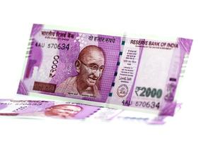 ny indisk valuta av 2000 rs. isolerad på vit bakgrund. publicerad 9 november 2016. foto
