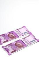 ny indisk valuta av 2000 rs. isolerad på vit bakgrund. publicerad 9 november 2016. foto