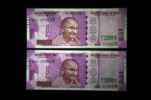 ny indisk valuta av 2000 rs på svart bakgrund. publicerad 9 november 2016.