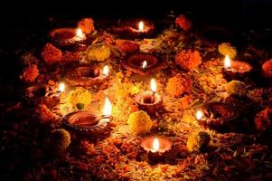 lera diya lampor tända under diwali firande. gratulationskort design indisk hindu ljus festival kallas diwali foto