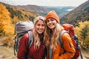 två kvinnor selfie tillsammans på de berg ai genererad Foto