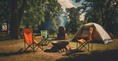 orange camping stol och ett orange lägereld på de läger. foto