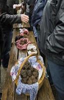 traditionell svart tryffelmarknad i Lalbenque, Frankrike foto