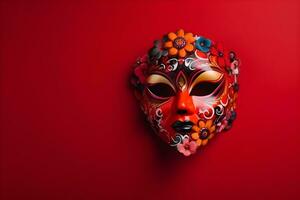 skön karneval mask med fjädrar på röd bakgrund med copy foto
