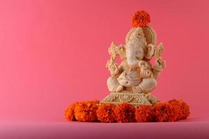 hinduiska gud ganesha. ganesha idol på rosa bakgrund foto