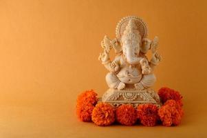 hinduiska gud ganesha. ganesha idol på gul bakgrund foto