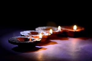 färgrik lera diya, lyktlampor tända under diwali firande. gratulationskort design indisk hindu ljus festival kallas diwali. foto