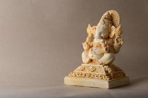 hinduiska gud ganesha. ganesha idol på bakgrund foto