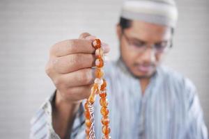 muslimsk man håller handen i berande gester under ramadan, närbild foto