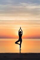 ung kvinna praktiserande yoga på en strand på soluppgång med en klar himmel för riklig kopia Plats ai generativ foto