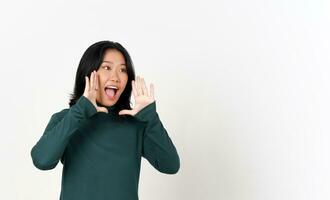 meddelande skrika med händer över mun av skön asiatisk kvinna isolerat på vit bakgrund foto