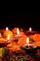 lera diya lampor tända under diwali firande. gratulationskort design indisk hindu ljus festival kallas diwali foto