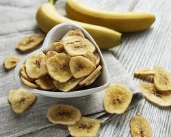 torkade kanderade bananskivor eller chips foto