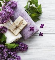 spa handdukar och tvål och lolac blommor