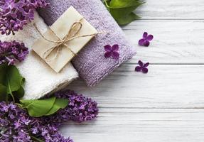 spa handdukar och tvål och lolac blommor foto
