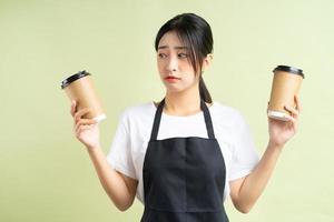 asiatisk servitris som håller två koppar kaffe foto
