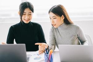 de två affärskvinnorna diskuterar arbetet foto