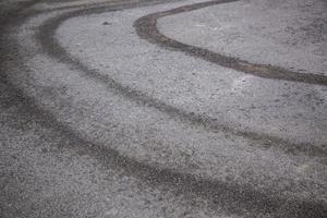 våta hjulmärken på asfalten foto