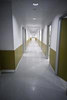tom sjukhuskorridor foto