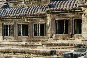 ristade sten vägg och fönster av angkor wat på siem skörda provins av cambodia foto