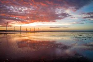 sillouette of wind turbine array at gaomei wetland, taiwan foto