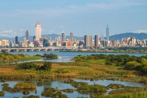 landskap av Taipei stad vid floden i Taiwan foto
