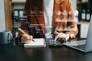 affärsman hand projekt chef arbetssätt och uppdatering uppgifter och gantt Diagram schemaläggning virtuell diagram.med smart telefon, läsplatta och bärbar dator i modern kontor. foto