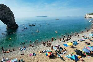 mest skön hög vinkel se av brittiskt landskap och hav se av durdle dörr strand av England bra Storbritannien, Storbritannien. bild var fångad med drönare kamera på september 9:e, 2023 foto