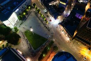 antenn se av upplyst stadens centrum byggnader, vägar och central luton stad av England Storbritannien på början av klar väder natt av september 5:e, 2023 foto