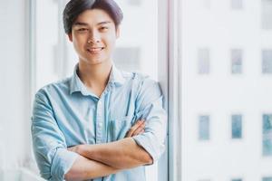 porträtt av en asiatisk manlig affärsman som arbetar uppmärksamt foto