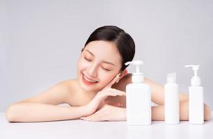 vacker asiatisk kvinna som tar hand om hennes hud med naturliga produkter foto