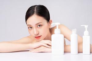 vacker asiatisk kvinna som tar hand om hennes hud med naturliga produkter foto