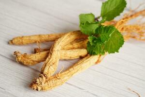 ginseng rötter och grön blad, organisk natur friska mat. foto