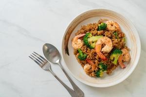 stekt ris med broccoli och räkor - hemlagad matstil foto