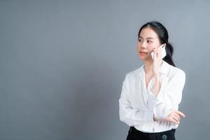 asiatisk kvinna som använder mobiltelefonpratande affärer foto