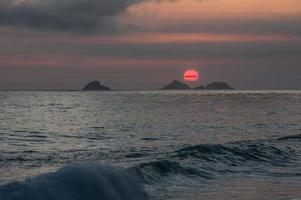 solnedgång på stranden av ipanema foto