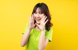 ung asiatisk tjej med uttryck och gester på bakgrunden foto
