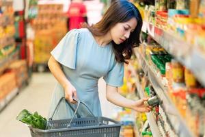 ung flicka väljer att köpa livsmedel i snabbköpet