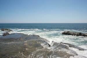 havsutsikt väst kust från bro på enoshima iwaya grotta plats i de väst slutet av enoshima ö i fujisawa, kanagawa, japan foto