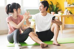 asiatiska par sitter och chattar efter gymmet