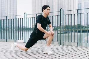 ung asiatisk man som tränar i park foto