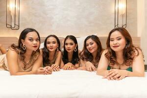 en grupp av asiatisk Tonårs flickor är vistas med deras vänner i en lyx hotell foto