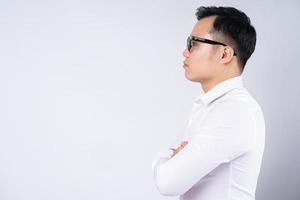 bild av asiatisk affärsman på grå bakgrund foto