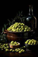 mogna oliver jäsning i fat isolerat på en mörk lutning bakgrund foto