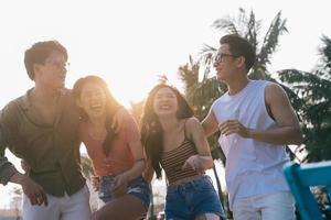 en grupp unga asiater njuter av en resa till havet på en sommarsemester foto