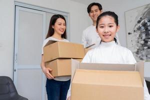 unga asiatiska familjer flyttar in i ett nytt hem tillsammans foto